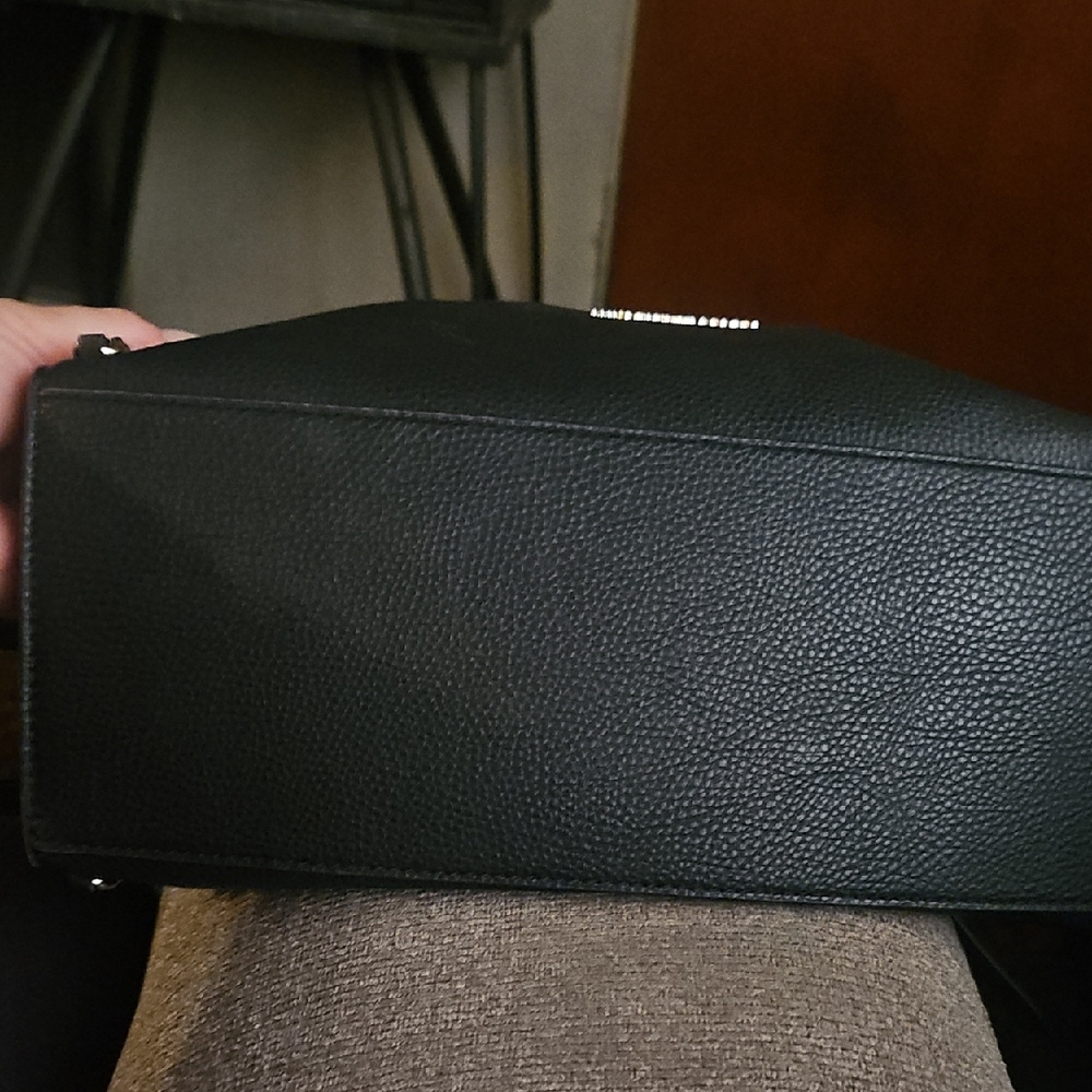 🖤🖤 Michael Kors Black Messenger Bag with Silver Chain - Picture 6 of 11